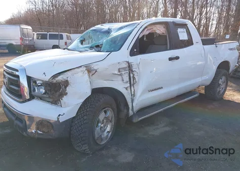 2010 Toyota Tundra Grade 5.7L V8 z USA, uszkodzony, nr VIN 5TFUW5F11AX125613